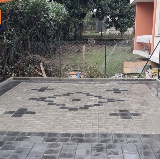 Creazione di mosaici per pavimentazione esterna