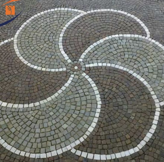 Creazione di mosaici per pavimentazione esterna